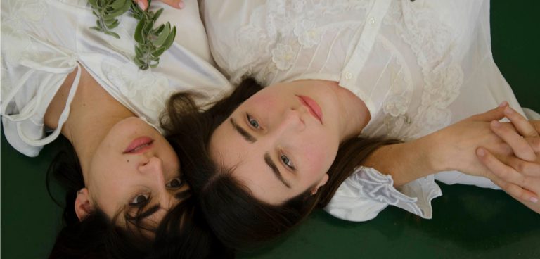 Τα τρία φιλιά... Η σταχτιά γυναίκα