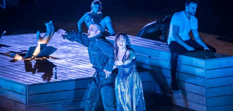 Τα Αγάλματα Περιμένουν