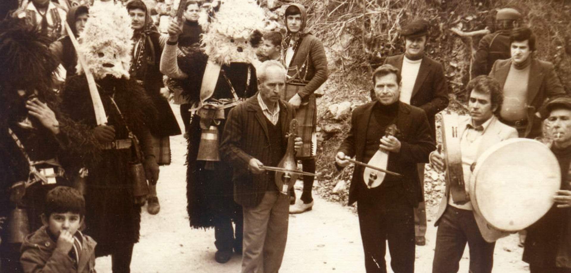 Oι λύρες της στεριάς και της θάλασσας, μια δοξαριά Ελλάδα