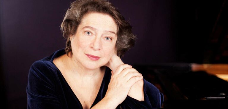 ΦΛΟΓΑ ΝΕΑΝΙΚΗ ΚΑΙ ΩΡΙΜΗ -