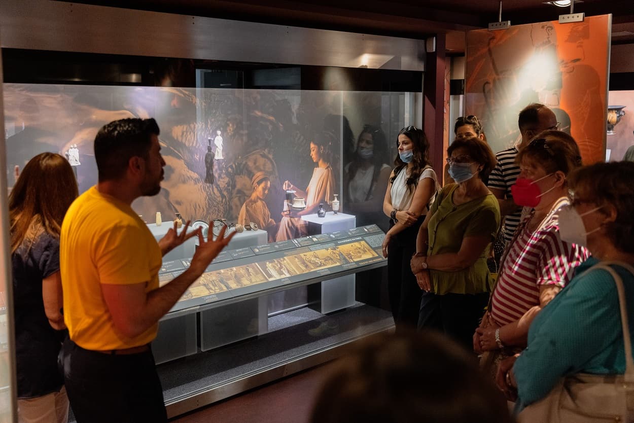 Το Μουσείο Κυκλαδικής Τέχνης προσφέρει δωρεάν ξεναγήσεις στις μόνιμες συλλογές στην Ελληνική Νοηματική Γλώσσα