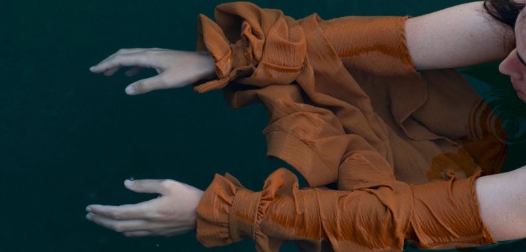 Η φωτογράφος Υπατία Κορνάρου μιλάει για το νέο της φωτογραφικό έργο “Atopia” και την έκθεση «Ημέρες με τη Φωτογραφία στην Ελευσίνα»